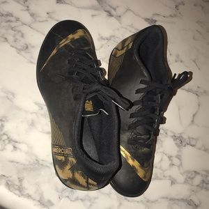 BLACK AND GOLD soccer cleats - NIKE